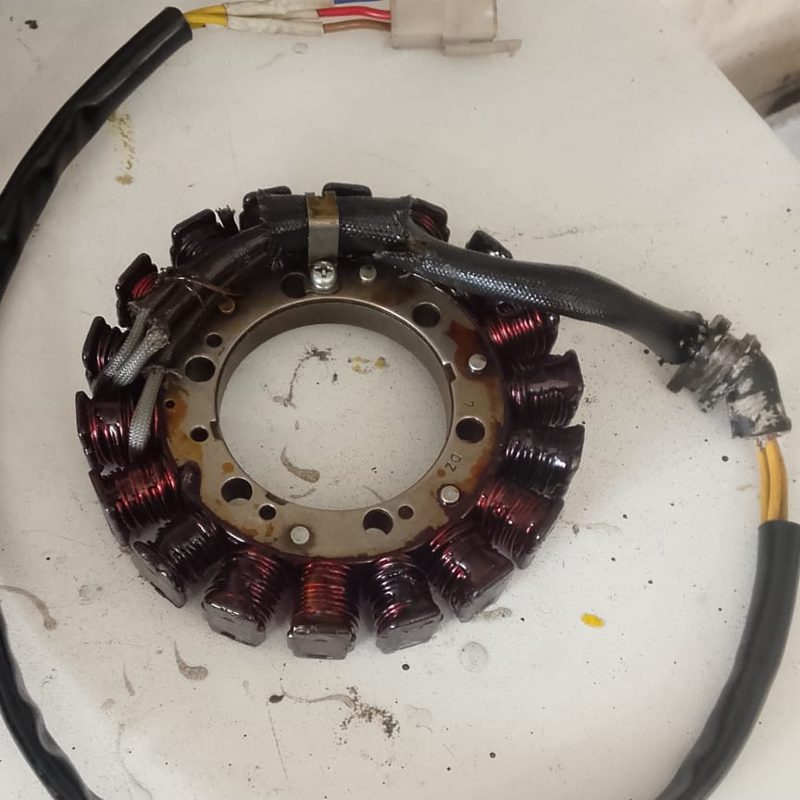 Estator de moto con el bobinado quemado antes del rebobinado