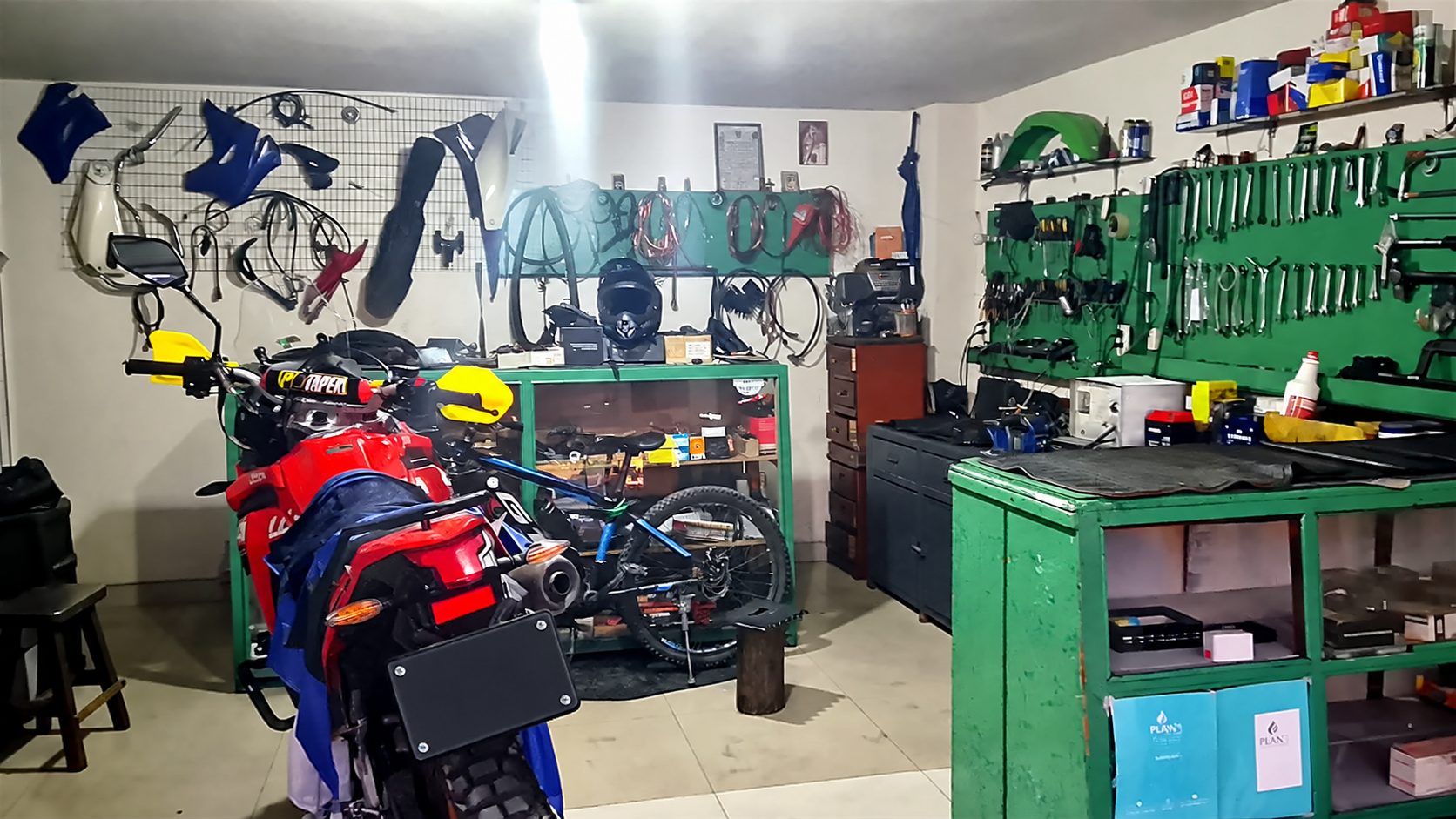 Tablero de herramientas y banco de trabajo del taller de mecánica eléctrica para motos y autos en Ibarra